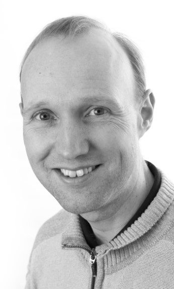 A heads and shoulders photograph of Jesper Friis looking at the camera
